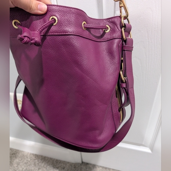 Ora Delphine Berry Pink Pebbled Leather Convertible Claire Bucket Handbag - Picture 4 of 11